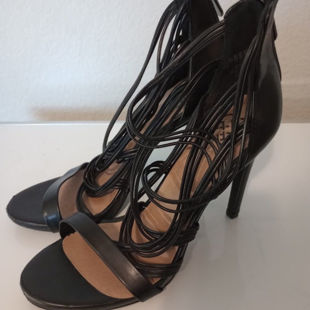 Daisy Fuentes Black Strappy Heels Size 7.5